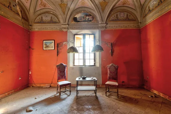 Setembro 2021 Itália Sala Estar Num Castelo Abandonado Com Mesa — Fotografia de Stock