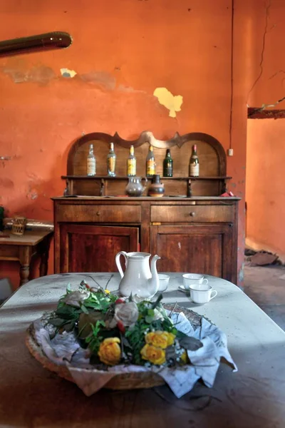 Eylül 2021, İtalya. Terk edilmiş bir şatoda oturma odası, masa hala hazırdı. Urbex