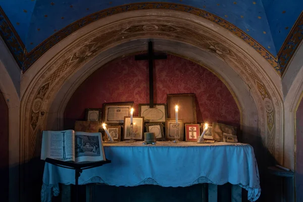 Eylül 2021, İtalya. Terk edilmiş bir kalede küçük bir şapel. Urbex