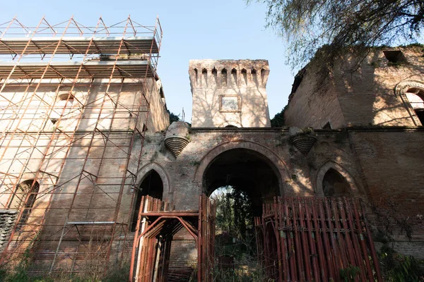 Eylül 2021, İtalya. Güçlü bir deprem sonucu hasar gören terk edilmiş bir kalenin dış yüzeyi. Urbex