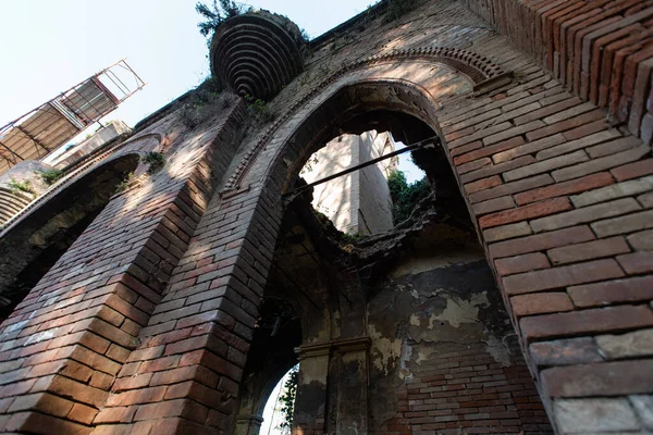 Eylül 2021, İtalya. Deprem sonrası İtalya 'da terk edilmiş bir kalenin çatısında bir delik. Urbex