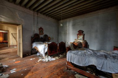URBEX. GÖREVLİ BİR GÖREVİN İŞARETİ YAŞINDA YAŞINDA YAŞINDA YAŞINDA YAŞINDAN AİLEKTİRİLDİ.