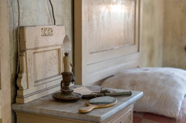 İtalya, 20 Ocak 2021. Terk edilmiş bir evde, yatak odasının başucundaki masada neredeyse mum yanıyordu. urbex