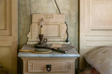İtalya, 20 Ocak 2021. Terk edilmiş bir evde, yatak odasının başucundaki masada neredeyse mum yanıyordu. urbex