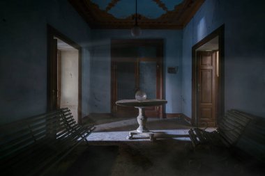 İtalya, 20 Ocak 2021. İtalyan kırsalında terk edilmiş bir villanın yuvarlak masalı girişi. Urbex