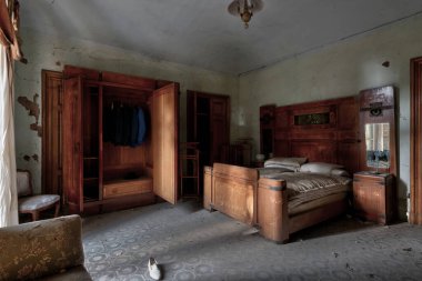 İtalya, 20 Ocak 2021. Terk edilmiş bir evde çift kişilik yatak odası ve gardırop. urbex