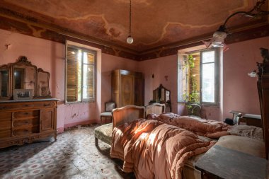 İtalya, 20 Ocak 2021. Terk edilmiş bir evde çift kişilik yatak odası ve gardırop. urbex