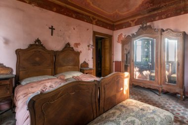 İtalya, 20 Ocak 2021. İki tek yataklı yatak odası. Yatakların pembe battaniyeleri var. Terk edilmiş bir evde. urbex