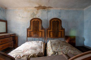 İtalya, 20 Ocak 2021. Terk edilmiş bir evde çift kişilik yatak odası ve gardırop. urbex