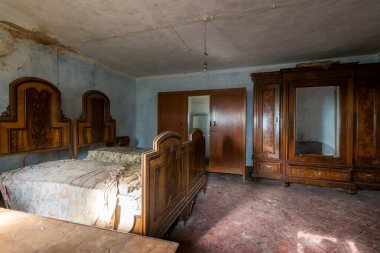 İtalya, 20 Ocak 2021. Terk edilmiş bir evde çift kişilik yatak odası ve gardırop. urbex