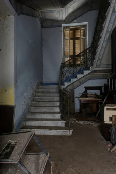 Italia Enero 2021 Antigua Escalera Una Villa Abandonada Campo Italiano —  Fotos de Stock