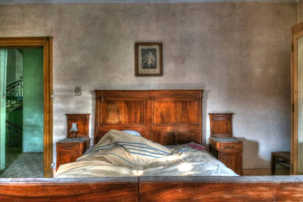 Italië Januari 2021 Slaapkamer Met Tweepersoonsbed Kledingkast Een Verlaten Huis — Stockfoto
