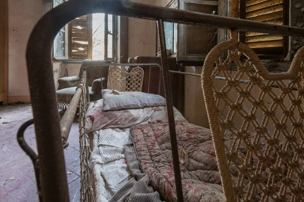 Италия Января 2021 Года Вид Спальню Антикварной Кроваткой Мебелью Заброшенном — стоковое фото