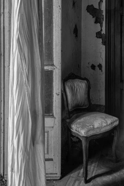 アンティークのアームチェアと家具付きのベッドルームの眺め 放棄された家で ウルベックス — ストック写真