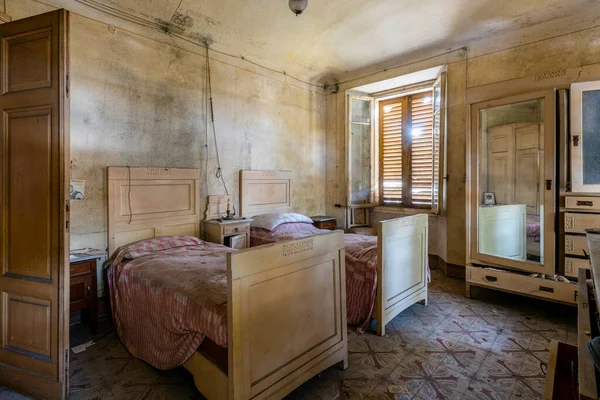 Italia Enero 2021 Dormitorio Con Dos Camas Individuales Las Camas —  Fotos de Stock
