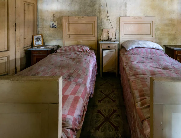 Italien Januari 2021 Sovrum Med Två Enkelsängar Sängarna Har Rosa — Stockfoto
