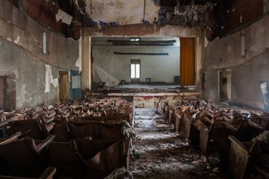 Şubat 2022, İtalya 'da terk edilmiş bir akıl hastanesinin eski harabe tiyatrosu.