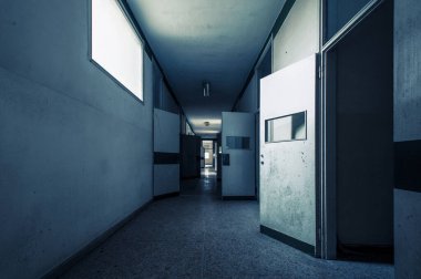 Şubat 2022, İtalya 'da terk edilmiş bir akıl hastanesinin rahatsız edici koridoru.