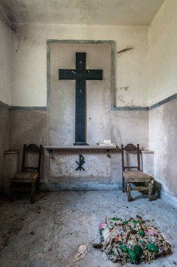 Şubat 2022, kullanılmayan terk edilmiş bir Katolik kilisesi, terk edilmiş bir akıl hastanesinde, Urbex