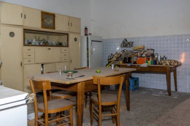 Şubat 2022, Kuzey İtalya 'da terk edilmiş bir evin mutfağı. Kentsel Keşif