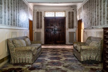 Şubat 2022, Kuzey İtalya 'da terk edilmiş bir evin kanepeleri olan koridor.