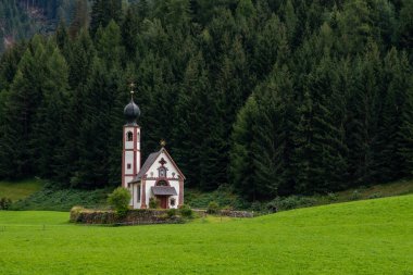 Eylül 2021, San Giovanni Kilisesi, Ranui. Santa Magdalena, Puez Odle Doğal Parkı.