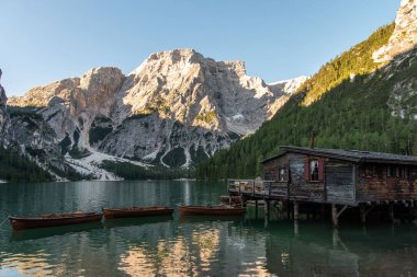 Eylül 2021, Fanes-Sennes-Braies Doğal Parkı, Dolomite Gölü manzarası.