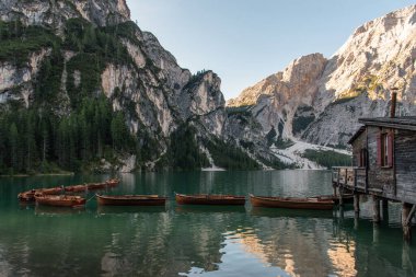 Eylül 2021, Fanes-Sennes-Braies Doğal Parkı, Dolomite Gölü manzarası ve kürek çekme tekneleri.