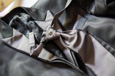 Mart 2022, damadın takım elbisesi yatakta dinleniyor. Evlilikten. En güzel gün.