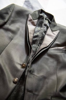 Mart 2022, damadın takım elbisesi yatakta dinleniyor. Evlilikten. En güzel gün.