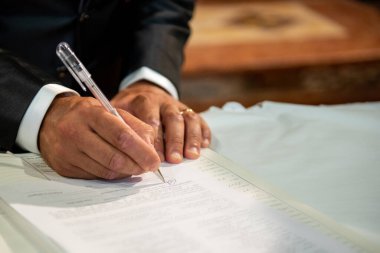 Mart 2022, genç damadın eli evlilik kaydını imzalıyor.