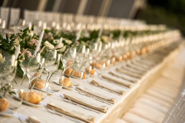 Mart 2022, bir açık hava düğünü için dekore edilmiş masa.