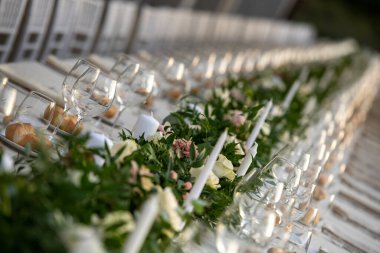 Mart 2022, bir açık hava düğünü için dekore edilmiş masa.