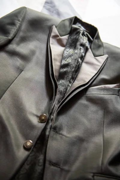 Mart 2022, damadın takım elbisesi yatakta dinleniyor. Evlilikten. En güzel gün.