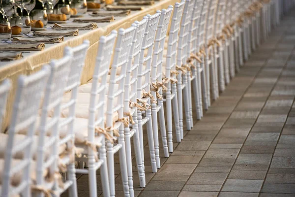 Март 2022 Украшенный Стол Свадьбы Открытом Воздухе — стоковое фото