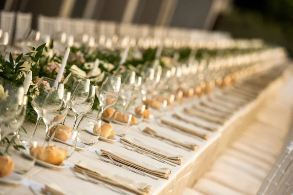 Mart 2022, bir açık hava düğünü için dekore edilmiş masa.