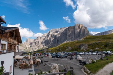  Val di Fassa Val Gardena - Ağustos: Passo Sella 'nın güzel yaz dağı manzarası ve Sassopiatto ve Sassolungo, Langkofel, Dolomiti, Sella grubu.