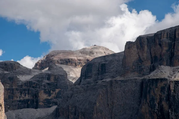 Eylül 2021. Dolomitlerin dağlarındaki Piz Bo 'nun muhteşem manzarası. Alpler, Val di Fassa, Trentino Alto Adige, Trento, İtalya