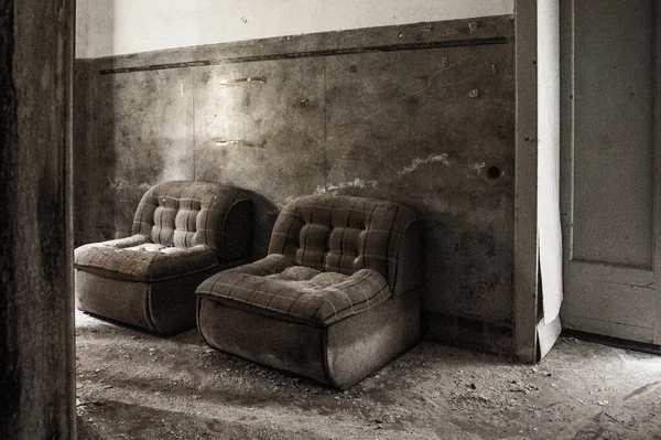 July 2022 Italy Urbex Two Old Armchairs Abandoned Room — Zdjęcie stockowe