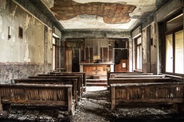 Temmuz 2022, İtalya. Urbex İtalya 'da. Yatılı okulda terk edilmiş bir kilise.