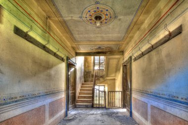 İtalya, Eylül 2022. Urbex. Terk edilmiş bir evin koridoru, hdr..