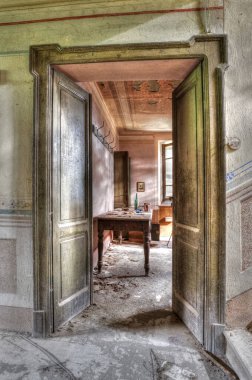 İtalya, Eylül 2022. Urbex. Terk edilmiş bir evin koridoru, hdr..
