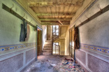 İtalya, Eylül 2022. Urbex. Terk edilmiş bir evin koridoru, hdr..