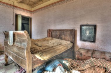 İtalya, Eylül 2022. Terk edilmiş bir evin yatak odası.