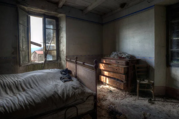Италия Сентябрь 2022 Года Спальня Заброшенного Дома — стоковое фото