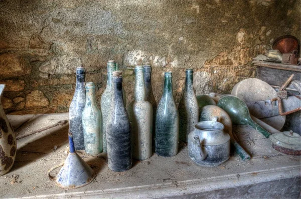 Włochy Wrzesień 2022 Stare Brudne Butelki Piwnicy Opuszczonego Domu Hdr — Zdjęcie stockowe