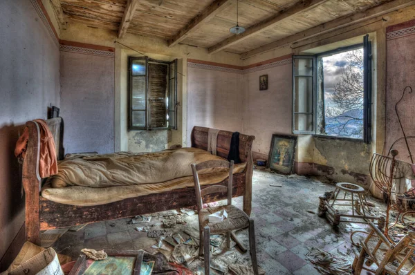 Italia Septiembre 2022 Dormitorio Una Casa Abandonada —  Fotos de Stock