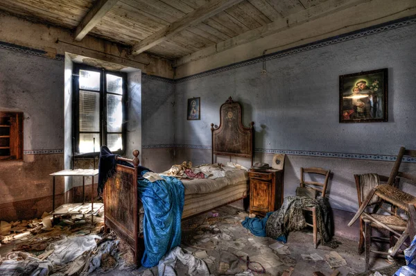 Itália Setembro 2022 Quarto Uma Casa Abandonada — Fotografia de Stock