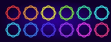 Bir dizi neon renkli tabela. Yuvarlak kesişen yuvarlak çiçekli süslemelerin neon koleksiyonu, bir tasarım şablonu için farklı parlak renklerle karanlıkta parlıyor. Renkli neon daire süslemesi pembe arka planda olan klasik çizgiler.