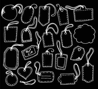 Hediye olarak vintage etiket. Bir hediye olarak bir dizi klasik etiket. El çizimi karalama biçimi, beyaz tasarım şablonu üzerinde bir dizgi deseni olan çeşitli şekillerin siyah izole ögeleri etiketleri üzerine beyaz anahat